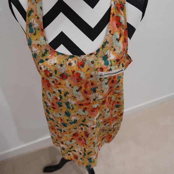 Floral Sleeveless Top with Long Back Hem - Picture 4 of 7